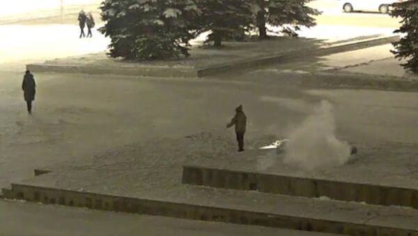 Скриншот видео, на котором ребенок потушил Вечный огонь на площади Славы в Нижнем Тагиле Скриншот видео, на котором ребенок потушил Вечный огонь на площади Славы в Нижнем Тагиле