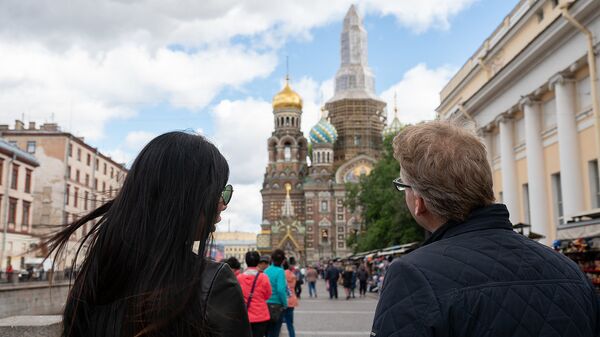Туристы на улице Санкт-Петербурга Туристы на улице Санкт-Петербурга