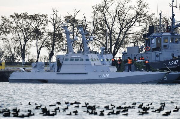 Задержанные украинские корабли в порту Керчи Задержанные украинские корабли в порту Керчи