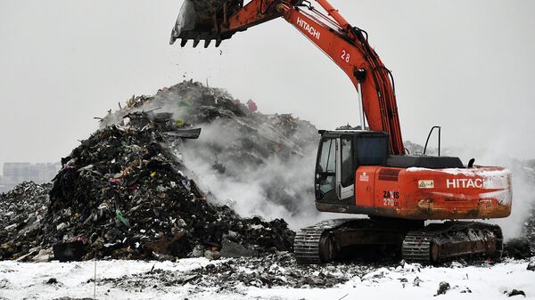 Экскаватор на полигоне твердых бытовых отходов Кучино в Балашихе Московской области. Архивное фото Экскаватор на полигоне твердых бытовых отходов Кучино в Балашихе Московской области. Архивное фото