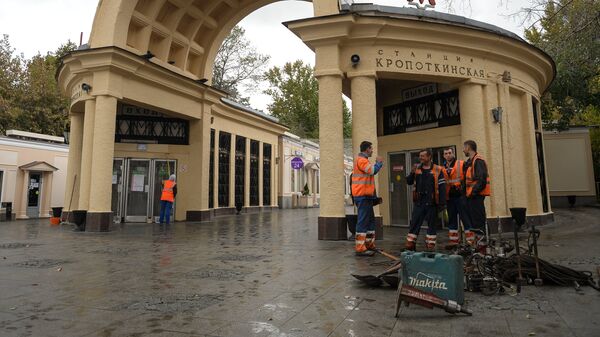 Наземный вестибюль станции метро Кропоткинская Московского метрополитена Наземный вестибюль станции метро Кропоткинская Московского метрополитена