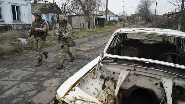 Украинские военные на линии разграничения в Донбассе. Архивное фото Украинские военные на линии разграничения в Донбассе. Архивное фото