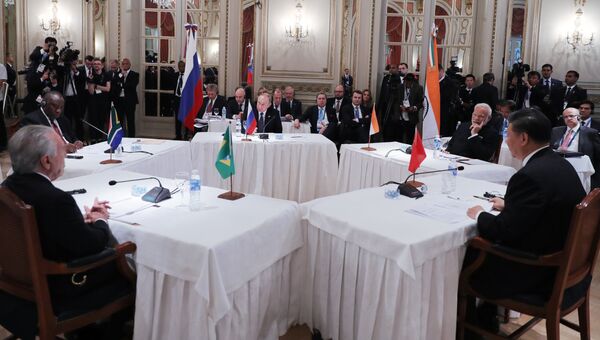 Президент РФ Владимир Путин во время встречи лидеров БРИКС на полях саммита Группы двадцати в Буэнос-Айресе. 30 ноября 2018 Президент РФ Владимир Путин во время встречи лидеров БРИКС на полях саммита Группы двадцати в Буэнос-Айресе. 30 ноября 2018