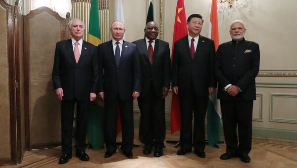 Президент РФ Владимир Путин во время совместного фотографирования лидеров БРИКС на полях саммита Группы двадцати в Буэнос-Айресе. 30 ноября 2018 Президент РФ Владимир Путин во время совместного фотографирования лидеров БРИКС на полях саммита Группы двадцати в Буэнос-Айресе. 30 ноября 2018