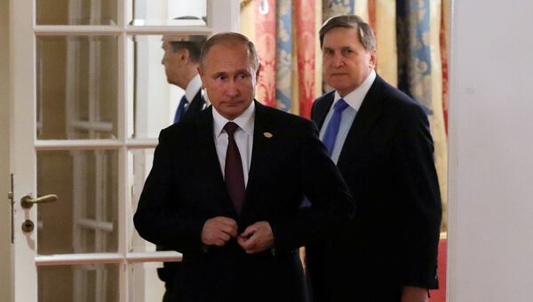 Президент РФ Владимир Путин и помощник президента РФ Юрий Ушаков на полях саммита Группы двадцати G20 в Буэнос-Айресе Президент РФ Владимир Путин и помощник президента РФ Юрий Ушаков на полях саммита Группы двадцати G20 в Буэнос-Айресе