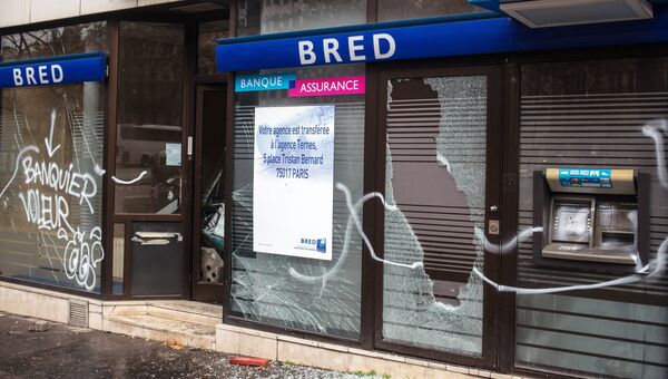 Разбитые витрины французского банка BRED Banque Populaire в центре Парижа в ходе акции протеста желтых жилетов. 2 декабря 2018 Разбитые витрины французского банка BRED Banque Populaire в центре Парижа в ходе акции протеста желтых жилетов. 2 декабря 2018