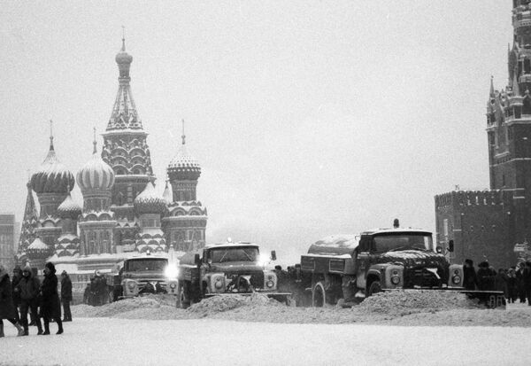 Уборка снега на Красной площади Уборка снега на Красной площади