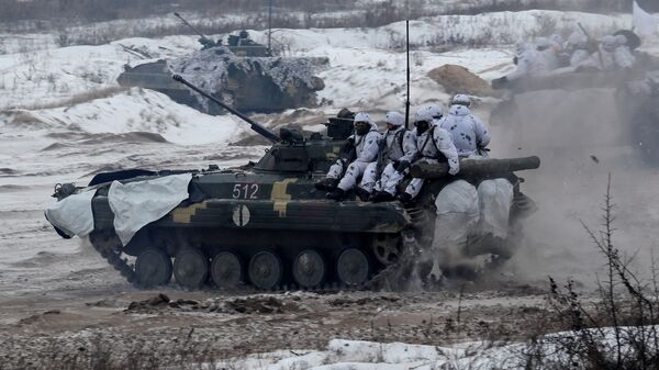 Украинские военные во время учений в Черниговской области Украинские военные во время учений в Черниговской области
