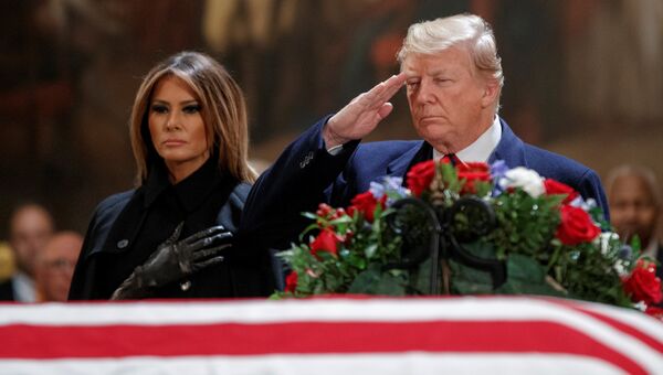 Президент США Дональд Трамп и первая леди Меланья Трамп на церемонии прощания с бывшим президентом США Джорджем Бушем в ротонде Капитолия США в Вашингтоне. 3 декабря 2018 Президент США Дональд Трамп и первая леди Меланья Трамп на церемонии прощания с бывшим президентом США Джорджем Бушем в ротонде Капитолия США в Вашингтоне. 3 декабря 2018