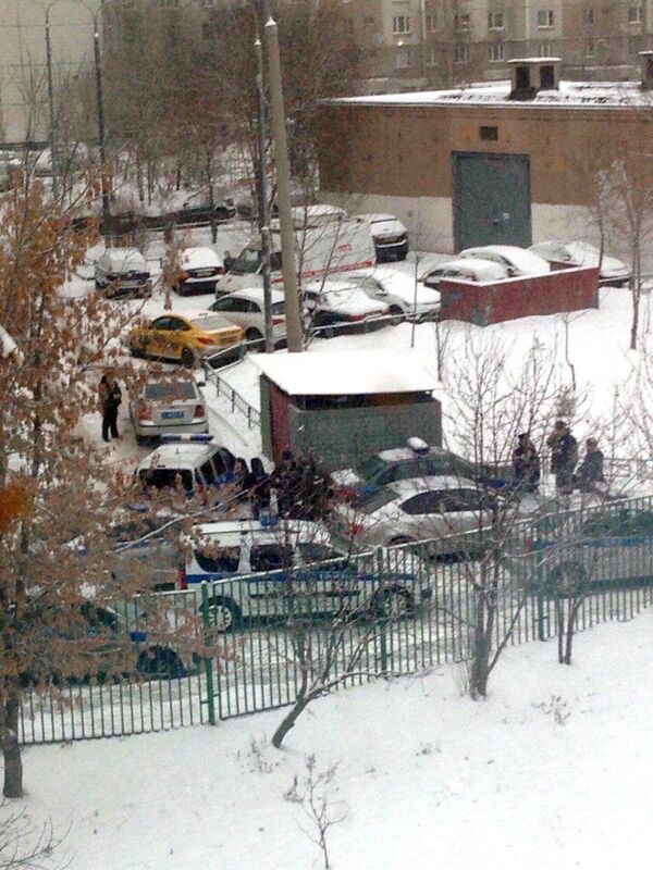 Полицейские автомобили у здания школы №1359 в Москве Полицейские автомобили у здания школы №1359 в Москве