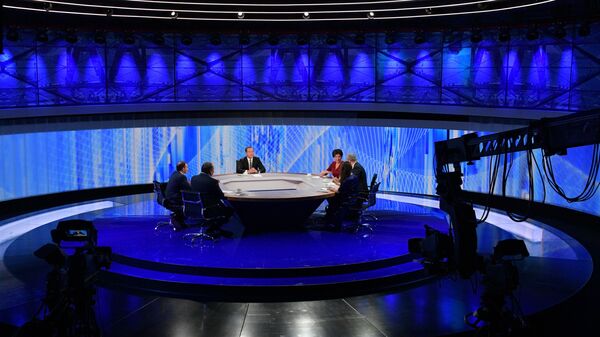 Дмитрий Медведев во время интервью журналистам пяти российских телеканалов по итогам работы правительства РФ в текущем году. 6 декабря 2018 Дмитрий Медведев во время интервью журналистам пяти российских телеканалов по итогам работы правительства РФ в текущем году. 6 декабря 2018