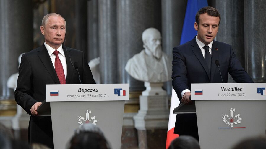 Президент РФ Владимир Путин и президент Франции Эммануэль Макрон во время совместной пресс-конференции по итогам российско-французских переговоров в Версальском дворце Президент РФ Владимир Путин и президент Франции Эммануэль Макрон во время совместной пресс-конференции по итогам российско-французских переговоров в Версальском дворце