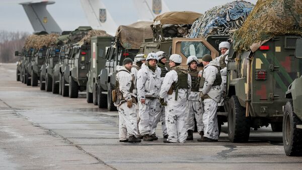 Украинские военнослужащие на военно-воздушной базе в районе Житомира перед передислокацией на восток Украины. 6 декабря 2018 Украинские военнослужащие на военно-воздушной базе в районе Житомира перед передислокацией на восток Украины. 6 декабря 2018