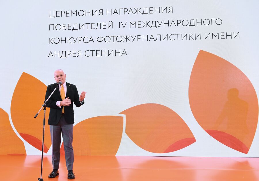 Генеральный директор МИА «Россия сегодня» Дмитрий Киселев на торжественной церемонии награждения победителей IV международного конкурса фотожурналистики имени Андрея Стенина в Москве Генеральный директор МИА «Россия сегодня» Дмитрий Киселев на торжественной церемонии награждения победителей IV международного конкурса фотожурналистики имени Андрея Стенина в Москве