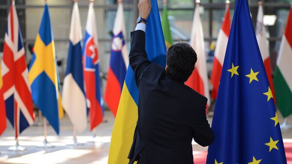 Флаги Украины и ЕС в Брюсселе Флаги Украины и ЕС в Брюсселе