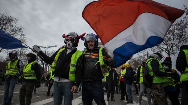 Акция протеста движения желтые жилеты в Париже. 8 декабря 2018