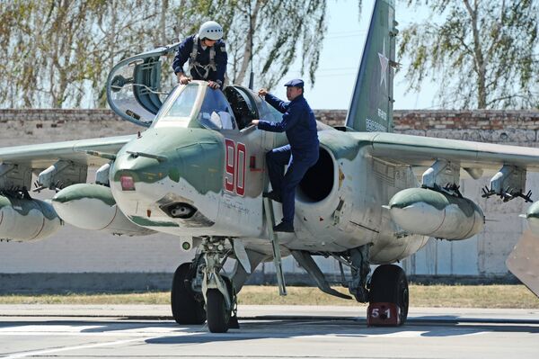 Штурмовик Су-25 на одном из военных аэродромов Краснодарского края после многодневной командировки в Сирии Штурмовик Су-25 на одном из военных аэродромов Краснодарского края после многодневной командировки в Сирии