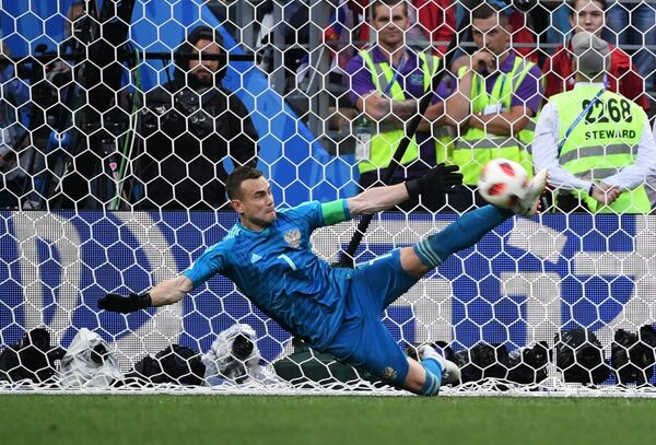 Вратарь Игорь Акинфеев отбивает мяч в матче 1/8 финала чемпионата мира по футболу между сборными Испании и России Вратарь Игорь Акинфеев отбивает мяч в матче 1/8 финала чемпионата мира по футболу между сборными Испании и России