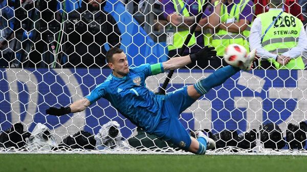 Вратарь Игорь Акинфеев отбивает мяч в матче 1/8 финала чемпионата мира по футболу между сборными Испании и России Вратарь Игорь Акинфеев отбивает мяч в матче 1/8 финала чемпионата мира по футболу между сборными Испании и России
