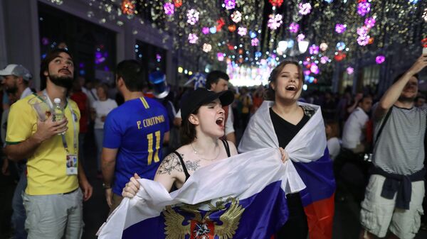 Болельщики сборной России радуются победе в матче группового этапа Чемпионата мира по футболу между сборными России и Египта на Никольской улице в Москве Болельщики сборной России радуются победе в матче группового этапа Чемпионата мира по футболу между сборными России и Египта на Никольской улице в Москве