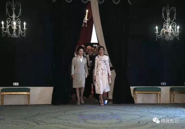 27 – 29 ноября. Испания. Пэн Лиюань с королевой Летисией. Интересно, что король Испании Филипп VI с супругой провели своей медовый месяц в Китае. 27 – 29 ноября. Испания. Пэн Лиюань с королевой Летисией. Интересно, что король Испании Филипп VI с супругой провели своей медовый месяц в Китае.