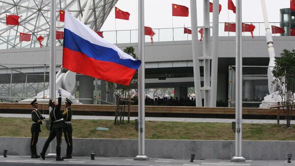 Поднятие российского флага на церемонии открытия Дня России на Всемирной универсальной выставке ЭКСПО в Шанхае Поднятие российского флага на церемонии открытия Дня России на Всемирной универсальной выставке ЭКСПО в Шанхае