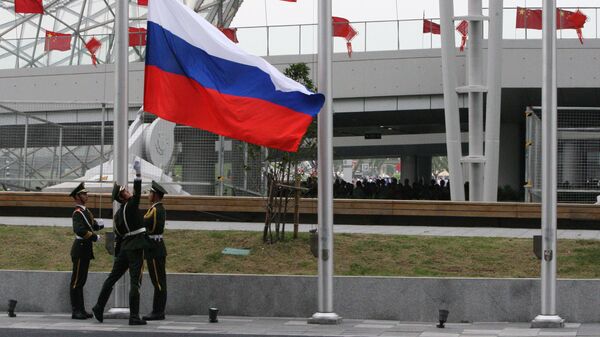 Поднятие российского флага на церемонии открытия Дня России на Всемирной универсальной выставке ЭКСПО-2010 в Шанхае Поднятие российского флага на церемонии открытия Дня России на Всемирной универсальной выставке ЭКСПО-2010 в Шанхае