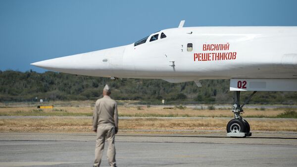 Российский стратегический бомбардировщик Ту-160 после посадки в международном аэропорту Майкетия к северу от Каракаса Российский стратегический бомбардировщик Ту-160 после посадки в международном аэропорту Майкетия к северу от Каракаса