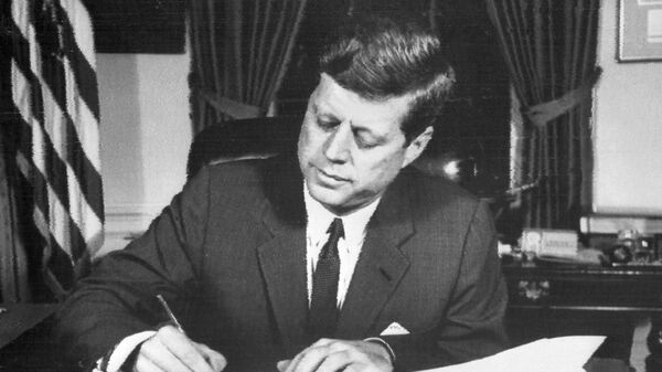 Президент США Джон Кеннеди подписывает приказ о морской блокаде Кубы во время Кубинского ракетного кризиса. 24 октября 1962 года Президент США Джон Кеннеди подписывает приказ о морской блокаде Кубы во время Кубинского ракетного кризиса. 24 октября 1962 года
