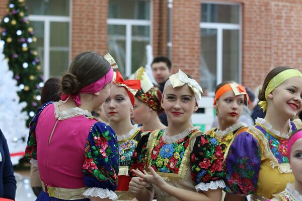 Праздничное настроение в гостиной Деда Мороза в Тульском кремле помогают создать выступления детских фольклорных коллективов Праздничное настроение в гостиной Деда Мороза в Тульском кремле помогают создать выступления детских фольклорных коллективов