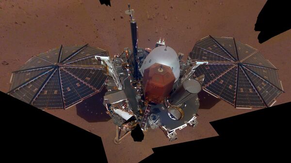 Селфи, полученный зондом InSight Селфи, полученный зондом InSight
