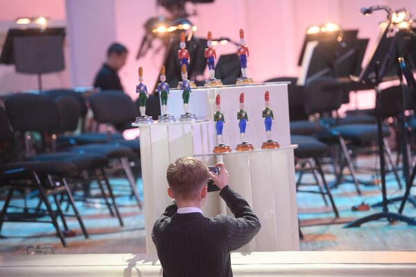 Посетитель XIX Международного конкурса юных музыкантов «Щелкунчик» в концертном зале имени П. И. Чайковского Посетитель XIX Международного конкурса юных музыкантов «Щелкунчик» в концертном зале имени П. И. Чайковского