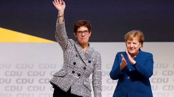 Аннегрет Крамп-Карренбауэр и канцлер Германии Ангела Меркель после оглашения итога выборов нового лидера партии ХДС Аннегрет Крамп-Карренбауэр и канцлер Германии Ангела Меркель после оглашения итога выборов нового лидера партии ХДС