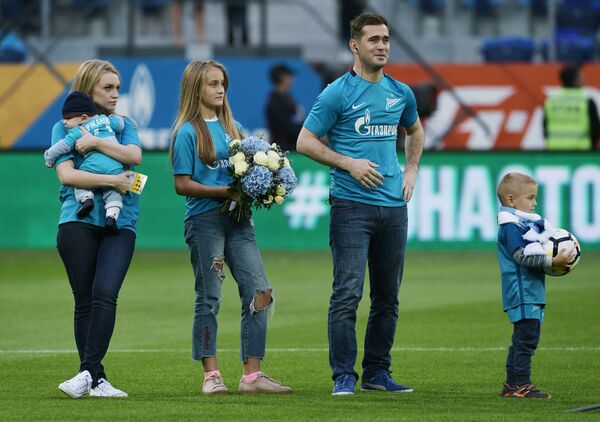 Игрок ФК Зенит Александр Кержаков с супругой и детьми во время чествования в связи с завершением карьеры Игрок ФК Зенит Александр Кержаков с супругой и детьми во время чествования в связи с завершением карьеры