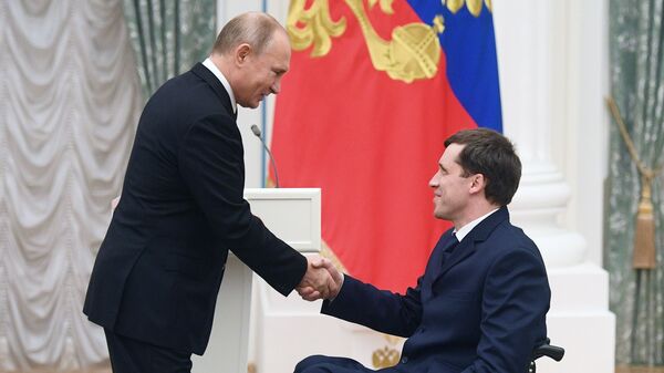 Президент РФ Владимир Путин и лауреат премии в сфере правозащиты за 2018 год, председатель Всероссийского общества инвалидов Михаил Терентьев. 12 декабря 2018 Президент РФ Владимир Путин и лауреат премии в сфере правозащиты за 2018 год, председатель Всероссийского общества инвалидов Михаил Терентьев. 12 декабря 2018