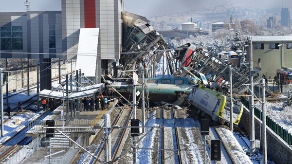 Скоростной поезд сошел с рельсов в Анкаре Скоростной поезд сошел с рельсов в Анкаре