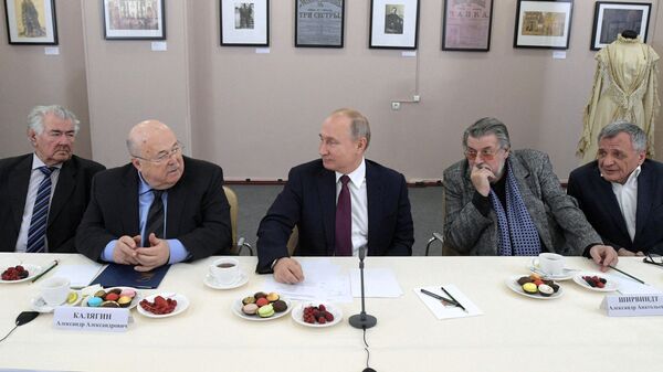 Президент РФ Владимир Путин во время встречи с деятелями театрального искусства в Российском театре драмы имени Ф. Волкова в Ярославле Президент РФ Владимир Путин во время встречи с деятелями театрального искусства в Российском театре драмы имени Ф. Волкова в Ярославле