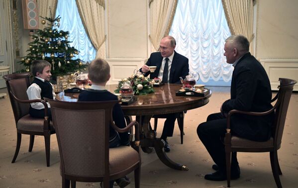 Владимир Путин во время встречи с Артёмом Пальяновым из Ленинградской области. 15 декабря 2018 Владимир Путин во время встречи с Артёмом Пальяновым из Ленинградской области. 15 декабря 2018