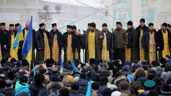 Священнослужители и верующие на объединительном соборе на Софийской площади в Киеве. 15 декабря 2018 Священнослужители и верующие на объединительном соборе на Софийской площади в Киеве. 15 декабря 2018