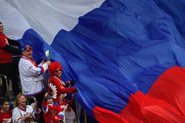 Болельщики сборной России во время матча Болельщики сборной России во время матча