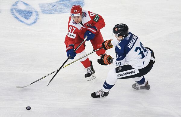 Форвард сборной Росси Никита Гусев и нападающий сборной Финляндии Анрей Хакулинен (слева направо)