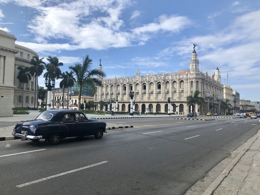 Вид на здание Большого театра Гаваны, Куба