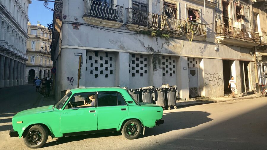 Одна из улиц Старой Гаваны, Куба Одна из улиц Старой Гаваны, Куба