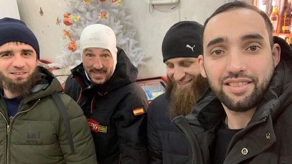 Испанец Хосе Андрес Абьян Пахарес с жителями Магадана, которые оказали ему помощь на трассе Колыма Испанец Хосе Андрес Абьян Пахарес с жителями Магадана, которые оказали ему помощь на трассе Колыма