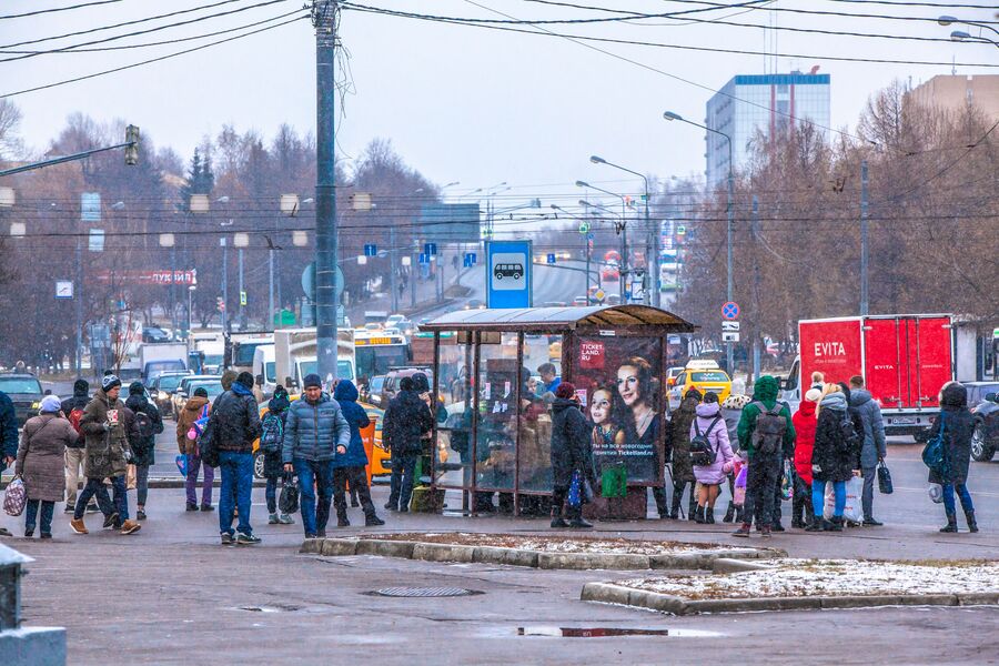 Люди на улице Профсоюзная Люди на улице Профсоюзная