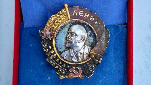 Найденный на месте крушения самолета ЛИ-2 орден Ленина, принадлежавший Матвею Шенкману Найденный на месте крушения самолета ЛИ-2 орден Ленина, принадлежавший Матвею Шенкману