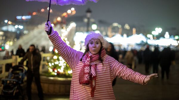 Участница фестиваля Путешествие в Рождество на площади Революции в Москве Участница фестиваля Путешествие в Рождество на площади Революции в Москве