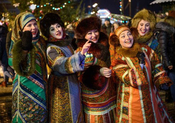 Женщины в национальных костюмах на рождественской ярмарке в Москве Женщины в национальных костюмах на рождественской ярмарке в Москве