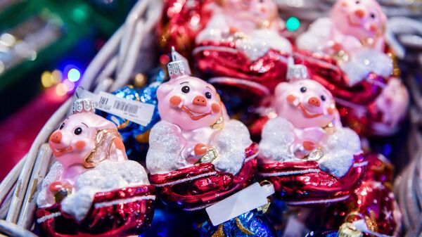Елочные игрушки в торговом центре ГУМ в Москве Елочные игрушки в торговом центре ГУМ в Москве