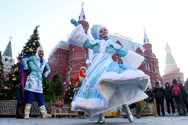 Артисты во время выступления на Манежной площади Артисты во время выступления на Манежной площади